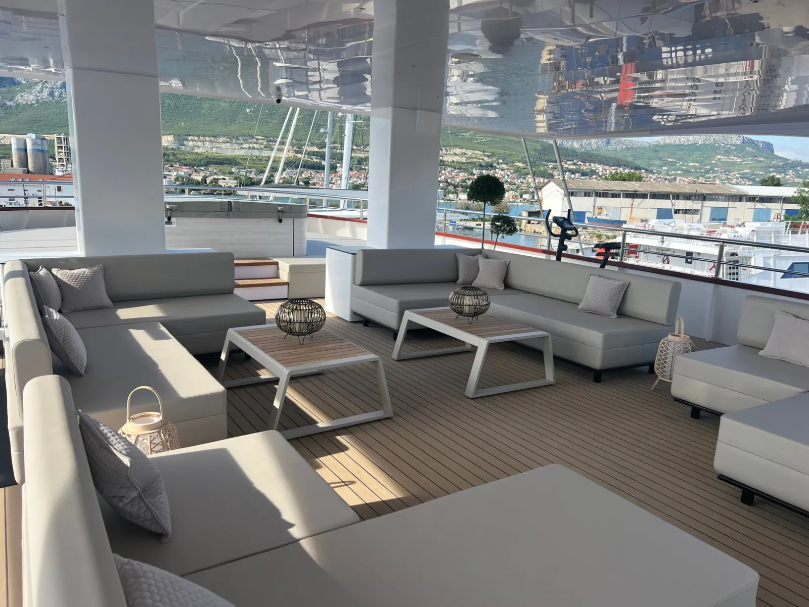 Upper deck lounge on MY Ohana